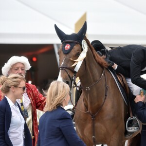 Guillaume Canet lors de la remise du Prix du Grand Trianon lors du 1er Jumping International du château de Versailles, France, le vendredi 5 mai 2017. © Giancarlo Gorassini/Bestimage