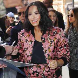 Demi Lovato se balade et signe des autographes dans les rues de New York, le 20 mars 2017