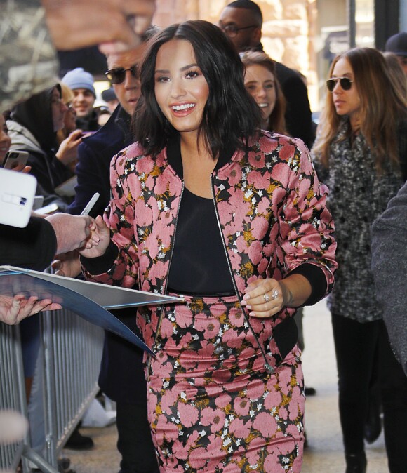 Demi Lovato se balade et signe des autographes dans les rues de New York, le 20 mars 2017
