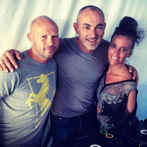 Robert Miles (au centre) pose avec le DJ Phill Da Cunha. Photo Instagram, mai 2017