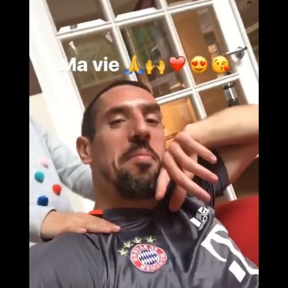 Franck Ribéry massé par sa fille Shaki­nez, vidéo postée sur Instagram en mai 2017.