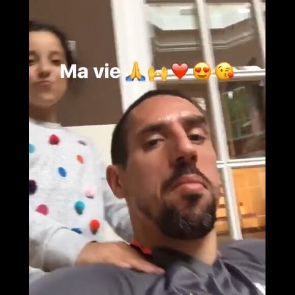 Franck Ribéry massé par sa fille Shaki­nez, vidéo postée sur Instagram en mai 2017.