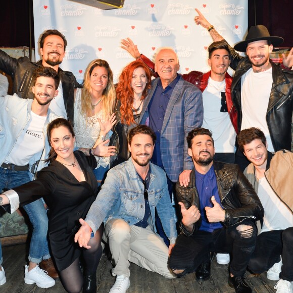 Yoann du groupe Arcadian, Damien Sargue, Sophie Tapie, Anaïs Delva, Michel Fugain, Mickael Dos Santos, Jérôme du groupe Arcadian, Victoria Petrosillo, Olivier Dion, Florent Mothe et Florentin (Flo) du groupe Arcadian - Soirée "Chante la vie chante" à l'occasion de l'anniversaire (le 12 mai), des 50 ans de carrière et de la sortie de l'album hommage "Tribute" de Michel Fugain au Divan Du Monde à Paris, France, le 10 mai 2017. © Coadic Guirec/Bestimage