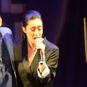 Michel Fugain et Victoria Petrosillo - Soirée "Chante la vie chante" à l'occasion de l'anniversaire (le 12 mai), des 50 ans de carrière et de la sortie de l'album hommage "Tribute" de Michel Fugain au Divan Du Monde à Paris, France, le 10 mai 2017. © Coadic Guirec/Bestimage