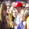 Johnny Depp rencontre des fans sur le tournage de Pirates of the Caribbean: Dead Men Tell No Tales à Brisbane, le 8 juillet 2015.