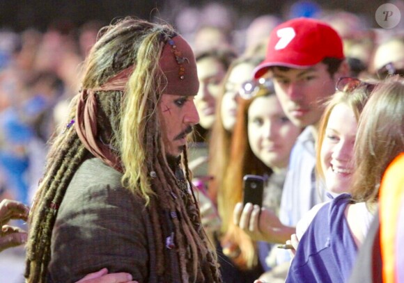 Johnny Depp rencontre des fans sur le tournage de Pirates of the Caribbean: Dead Men Tell No Tales à Brisbane, le 8 juillet 2015.