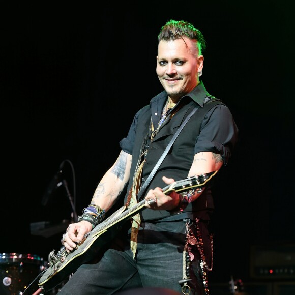 Johnny Depp en concert avec Alice Cooper avec son groupe The Hollywood Vampires Coney Island, le 10 juillet 2016