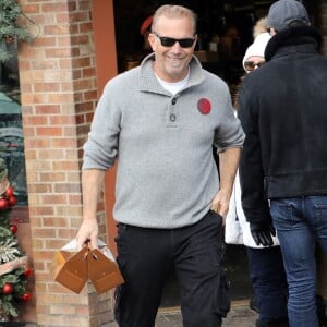 Exclusif - Kevin Costner, très souriant, sort d'une boulangerie lors de ses vacances à Aspen le 30 décembre 2016