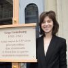 Charlotte Gainsbourg - Cérémonie d'inauguration de la plaque commémorative en l'honneur de Serge Gainsbourg, au 11 bis Rue Chaptal (où le chanteur passa une partie de son enfance), à Paris. Le 10 Mars 2016