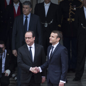 Le président de la République François Hollande accueille le président élu Emmanuel Macron (costume Jonas & Cie de chez son fournisseur habituel rue d'Aboukir à Paris à 450 Euros) lors de la cérémonie de passation de pouvoir entre François Hollande et Emmanuel Macron au palais de l'Elysée à Paris, le 14 mai 2017. © Eliot Blondet/Pool/Bestimag