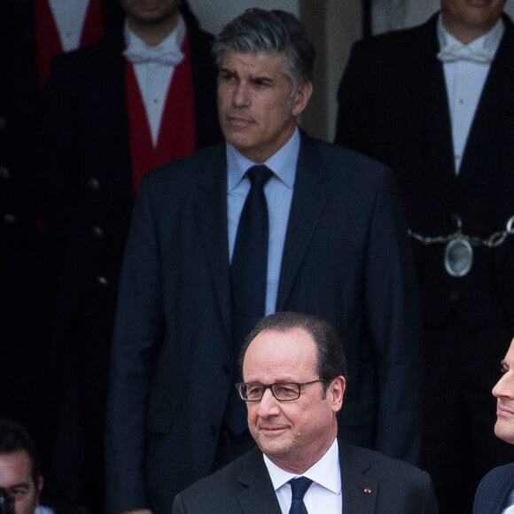 Le président de la République François Hollande accueille le président élu Emmanuel Macron (costume Jonas & Cie de chez son fournisseur habituel rue d'Aboukir à Paris à 450 Euros) lors de la cérémonie de passation de pouvoir entre François Hollande et Emmanuel Macron au palais de l'Elysée à Paris, le 14 mai 2017. © Eliot Blondet/Pool/Bestimag