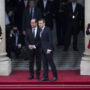 Le président de la République François Hollande accueille le président élu Emmanuel Macron (costume Jonas & Cie de chez son fournisseur habituel rue d'Aboukir à Paris à 450 Euros) lors de la cérémonie de passation de pouvoir entre François Hollande et Emmanuel Macron au palais de l'Elysée à Paris, le 14 mai 2017. © Eliot Blondet/Pool/Bestimage