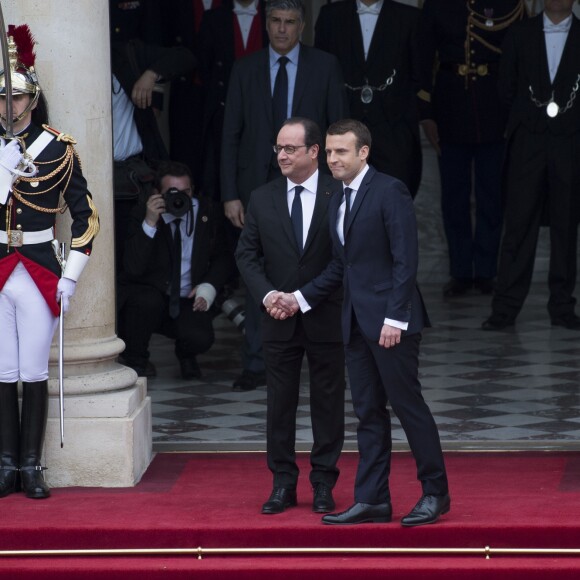 Le président de la République François Hollande accueille le président élu Emmanuel Macron (costume Jonas & Cie de chez son fournisseur habituel rue d'Aboukir à Paris à 450 Euros) lors de la cérémonie de passation de pouvoir entre François Hollande et Emmanuel Macron au palais de l'Elysée à Paris, le 14 mai 2017. © Eliot Blondet/Pool/Bestimage