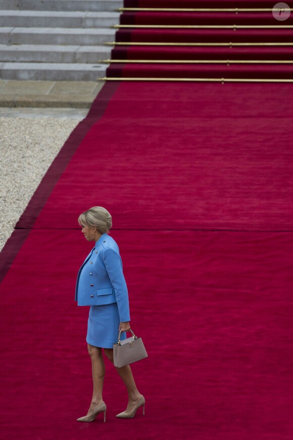 Brigitte Macron (Trogneux) (robe bleue lavande, qui lui est prêtée par Louis Vuitton, conçue par N. Ghesquière) arrivant à la cérémonie de passation de pouvoir entre F Hollande et E Macron au palais de l'Elysée à Paris, le 14 mai 2017. © Eliot Blondet/Pool/Bestimage