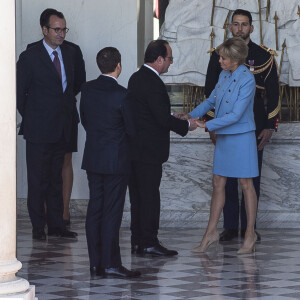 Le président sortant de la République François Hollande et raccompagné par le président élu Emmanuel Macron et sa femme Brigitte Macron (Trogneux) lors de la cérémonie de passation de pouvoir entre François Hollande et Emmanuel Macron au palais de l'Elysée à Paris, le 14 mai 2017. © Eliot Blondet/Pool/Bestimage