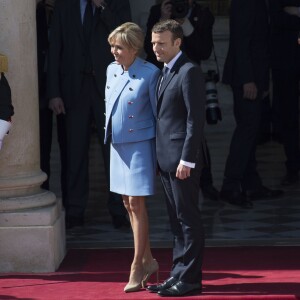 Le président élu Emmanuel Macron (costume Jonas & Cie de chez son fournisseur habituel rue d'Aboukir à Paris à 450 Euros) et sa femme Brigitte Macron (Trogneux) (robe bleue lavande, qui lui est prêtée par Louis Vuitton, conçue par N. Ghesquière) lors de la cérémonie de passation de pouvoir entre François Hollande et Emmanuel Macron au palais de l'Elysée à Paris, le 14 mai 2017. © Eliot Blondet/Pool/Bestimage