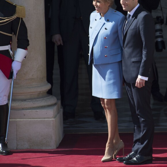 Le président élu Emmanuel Macron (costume Jonas & Cie de chez son fournisseur habituel rue d'Aboukir à Paris à 450 Euros) et sa femme Brigitte Macron (Trogneux) (robe bleue lavande, qui lui est prêtée par Louis Vuitton, conçue par N. Ghesquière) lors de la cérémonie de passation de pouvoir entre François Hollande et Emmanuel Macron au palais de l'Elysée à Paris, le 14 mai 2017. © Eliot Blondet/Pool/Bestimage