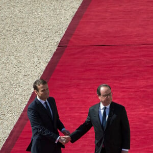 Le président sortant de la République François Hollande est raccompagné par le président élu Emmanuel Macron (costume Jonas & Cie de chez son fournisseur habituel rue d'Aboukir à Paris à 450 Euros) lors de la cérémonie de passation de pouvoir entre François Hollande et Emmanuel Macron au palais de l'Elysée à Paris, le 14 mai 2017. © Eliot Blondet/Pool/Bestimage