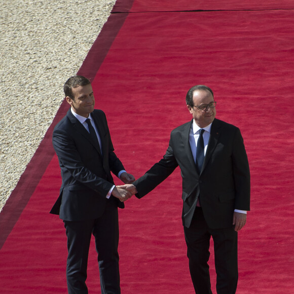 Le président sortant de la République François Hollande est raccompagné par le président élu Emmanuel Macron (costume Jonas & Cie de chez son fournisseur habituel rue d'Aboukir à Paris à 450 Euros) lors de la cérémonie de passation de pouvoir entre François Hollande et Emmanuel Macron au palais de l'Elysée à Paris, le 14 mai 2017. © Eliot Blondet/Pool/Bestimage