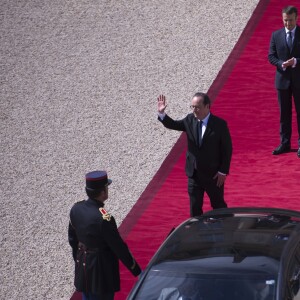 Le président sortant de la République François Hollande est raccompagné par le président élu Emmanuel Macron (costume Jonas & Cie de chez son fournisseur habituel rue d'Aboukir à Paris à 450 Euros) lors de la cérémonie de passation de pouvoir entre François Hollande et Emmanuel Macron au palais de l'Elysée à Paris, le 14 mai 2017. © Eliot Blondet/Pool/Bestimage 14/05/2017 - Paris