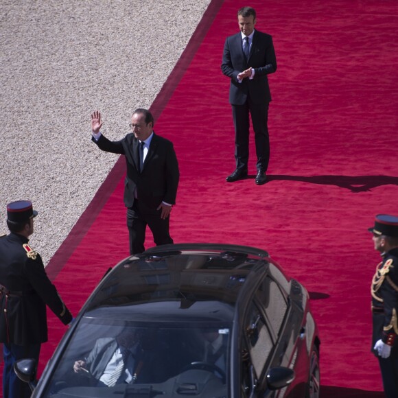 Le président sortant de la République François Hollande est raccompagné par le président élu Emmanuel Macron (costume Jonas & Cie de chez son fournisseur habituel rue d'Aboukir à Paris à 450 Euros) lors de la cérémonie de passation de pouvoir entre François Hollande et Emmanuel Macron au palais de l'Elysée à Paris, le 14 mai 2017. © Eliot Blondet/Pool/Bestimage 14/05/2017 - Paris