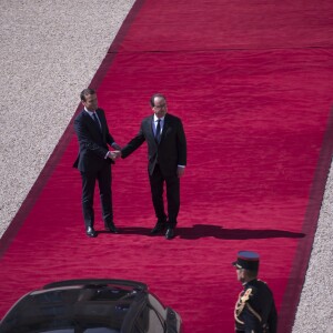 Le président sortant de la République François Hollande est raccompagné par le président élu Emmanuel Macron (costume Jonas & Cie de chez son fournisseur habituel rue d'Aboukir à Paris à 450 Euros) lors de la cérémonie de passation de pouvoir entre François Hollande et Emmanuel Macron au palais de l'Elysée à Paris, le 14 mai 2017. © Eliot Blondet/Pool/Bestimage