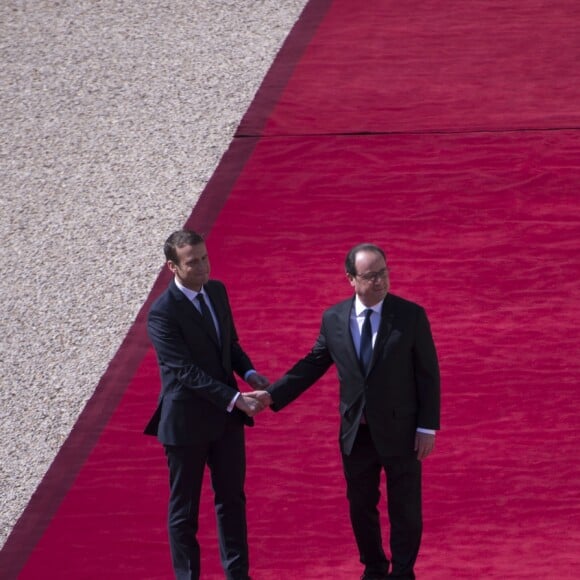 Le président sortant de la République François Hollande est raccompagné par le président élu Emmanuel Macron (costume Jonas & Cie de chez son fournisseur habituel rue d'Aboukir à Paris à 450 Euros) lors de la cérémonie de passation de pouvoir entre François Hollande et Emmanuel Macron au palais de l'Elysée à Paris, le 14 mai 2017. © Eliot Blondet/Pool/Bestimage