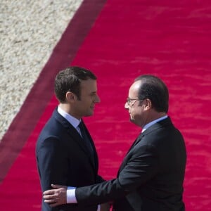 Le président sortant de la République François Hollande est raccompagné par le président élu Emmanuel Macron (costume Jonas & Cie de chez son fournisseur habituel rue d'Aboukir à Paris à 450 Euros) lors de la cérémonie de passation de pouvoir entre François Hollande et Emmanuel Macron au palais de l'Elysée à Paris, le 14 mai 2017. © Eliot Blondet/Pool/Bestimage