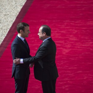 Le président sortant de la République François Hollande est raccompagné par le président élu Emmanuel Macron (costume Jonas & Cie de chez son fournisseur habituel rue d'Aboukir à Paris à 450 Euros) lors de la cérémonie de passation de pouvoir entre François Hollande et Emmanuel Macron au palais de l'Elysée à Paris, le 14 mai 2017. © Eliot Blondet/Pool/Bestimage