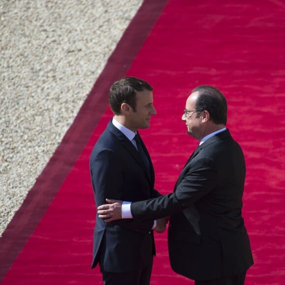 Le président sortant de la République François Hollande est raccompagné par le président élu Emmanuel Macron (costume Jonas & Cie de chez son fournisseur habituel rue d'Aboukir à Paris à 450 Euros) lors de la cérémonie de passation de pouvoir entre François Hollande et Emmanuel Macron au palais de l'Elysée à Paris, le 14 mai 2017. © Eliot Blondet/Pool/Bestimage