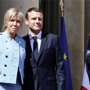 Brigitte Macron (Trogneux) (robe bleue lavande, qui lui est prêtée par Louis Vuitton, conçue par N. Ghesquière) et Emmanuel Macron (costume "Jonas & Cie" (rue d'Aboukir à Paris) à 450 Euros) lors de la passation de pouvoir entre Emmanuel Macron et François Hollande au palais de l'Elysée à Paris le 14 mai 2017. © Stéphane Lemouton / Bestimage