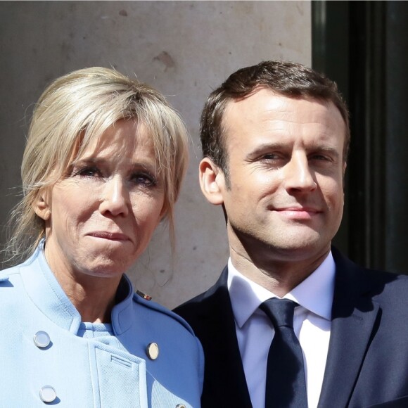 Brigitte Macron (Trogneux) (robe bleue lavande, qui lui est prêtée par Louis Vuitton, conçue par N. Ghesquière) et Emmanuel Macron (costume "Jonas & Cie" (rue d'Aboukir à Paris) à 450 Euros) lors de la passation de pouvoir entre Emmanuel Macron et François Hollande au palais de l'Elysée à Paris le 14 mai 2017. © Stéphane Lemouton / Bestimage