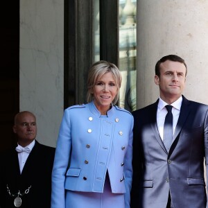 Brigitte Macron (Trogneux) (robe bleue lavande, qui lui est prêtée par Louis Vuitton, conçue par N. Ghesquière) et Emmanuel Macron (costume "Jonas & Cie" (rue d'Aboukir à Paris) à 450 Euros) lors de la passation de pouvoir entre Emmanuel Macron et François Hollande au palais de l'Elysée à Paris le 14 mai 2017. © Stéphane Lemouton / Bestimage