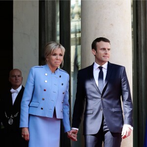 Brigitte Macron (Trogneux) (robe bleue lavande, qui lui est prêtée par Louis Vuitton, conçue par N. Ghesquière) et Emmanuel Macron (costume "Jonas & Cie" (rue d'Aboukir à Paris) à 450 Euros) lors de la passation de pouvoir entre Emmanuel Macron et François Hollande au palais de l'Elysée à Paris le 14 mai 2017. © Stéphane Lemouton / Bestimage