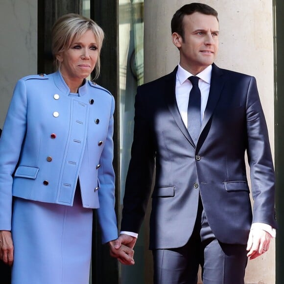 Brigitte Macron (Trogneux) (robe bleue lavande, qui lui est prêtée par Louis Vuitton, conçue par N. Ghesquière) et Emmanuel Macron (costume "Jonas & Cie" (rue d'Aboukir à Paris) à 450 Euros) lors de la passation de pouvoir entre Emmanuel Macron et François Hollande au palais de l'Elysée à Paris le 14 mai 2017. © Stéphane Lemouton / Bestimage