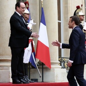 François Hollande et Emmanuel Macron lors de la passation de pouvoir entre Emmanuel Macron et François Hollande au palais de l'Elysée à Paris le 14 mai 2017. © Stéphane Lemouton / Bestimage