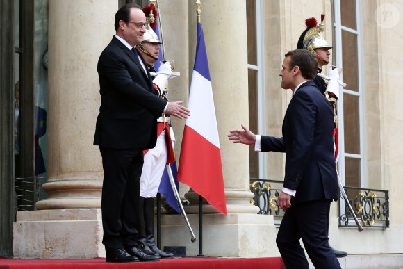 François Hollande et Emmanuel Macron lors de la passation de pouvoir entre Emmanuel Macron et François Hollande au palais de l'Elysée à Paris le 14 mai 2017. © Stéphane Lemouton / Bestimage