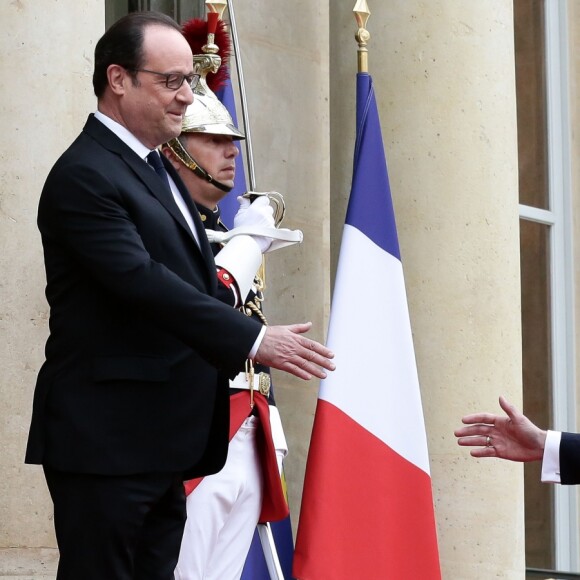 François Hollande et Emmanuel Macron lors de la passation de pouvoir entre Emmanuel Macron et François Hollande au palais de l'Elysée à Paris le 14 mai 2017. © Stéphane Lemouton / Bestimage