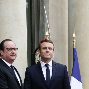 François Hollande et Emmanuel Macron  lors de la passation de pouvoir entre Emmanuel Macron et François Hollande au palais de l'Elysée à Paris le 14 mai 2017. © Stéphane Lemouton / Bestimage