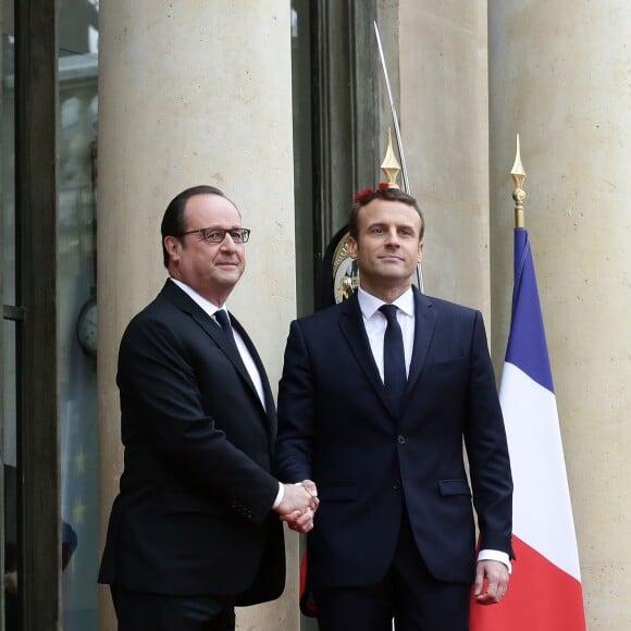 François Hollande et Emmanuel Macron  lors de la passation de pouvoir entre Emmanuel Macron et François Hollande au palais de l'Elysée à Paris le 14 mai 2017. © Stéphane Lemouton / Bestimage