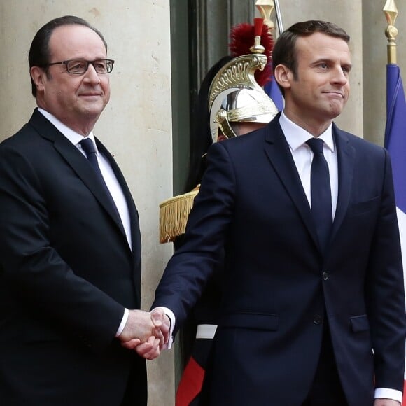 François Hollande et Emmanuel Macron (costume "Jonas & Cie" (rue d'Aboukir à Paris) à 450 Euros) lors de la passation de pouvoir entre Emmanuel Macron et François Hollande au palais de l'Elysée à Paris le 14 mai 2017. © Stéphane Lemouton / Bestimage