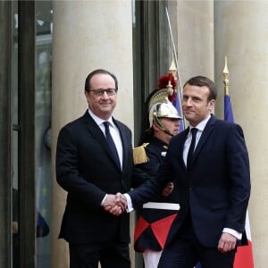 François Hollande et Emmanuel Macron (costume "Jonas & Cie" (rue d'Aboukir à Paris) à 450 Euros) lors de la passation de pouvoir entre Emmanuel Macron et François Hollande au palais de l'Elysée à Paris le 14 mai 2017. © Stéphane Lemouton / Bestimage