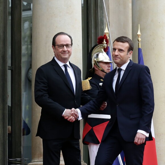 François Hollande et Emmanuel Macron (costume "Jonas & Cie" (rue d'Aboukir à Paris) à 450 Euros) lors de la passation de pouvoir entre Emmanuel Macron et François Hollande au palais de l'Elysée à Paris le 14 mai 2017. © Stéphane Lemouton / Bestimage