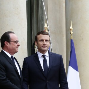 François Hollande et Emmanuel Macron (costume "Jonas & Cie" (rue d'Aboukir à Paris) à 450 Euros) lors de la passation de pouvoir entre Emmanuel Macron et François Hollande au palais de l'Elysée à Paris le 14 mai 2017. © Stéphane Lemouton / Bestimage