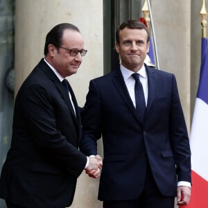 François Hollande et Emmanuel Macron (costume "Jonas & Cie" (rue d'Aboukir à Paris) à 450 Euros) lors de la passation de pouvoir entre Emmanuel Macron et François Hollande au palais de l'Elysée à Paris le 14 mai 2017. © Stéphane Lemouton / Bestimage