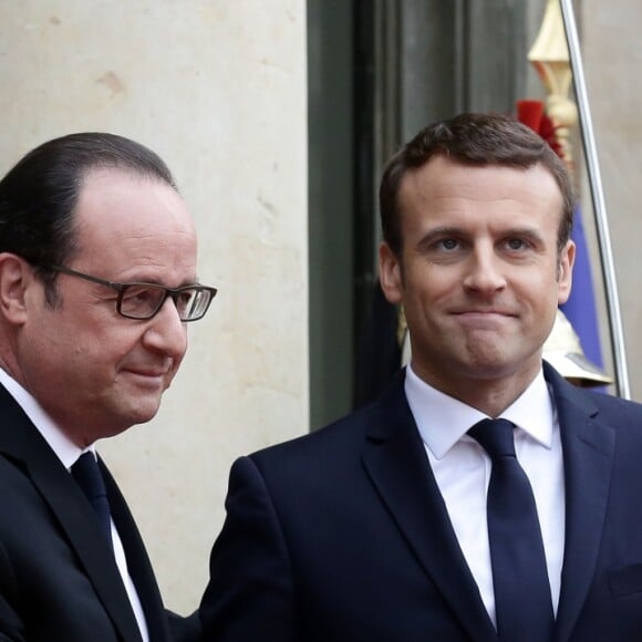 François Hollande et Emmanuel Macron (costume "Jonas & Cie" (rue d'Aboukir à Paris) à 450 Euros) lors de la passation de pouvoir entre Emmanuel Macron et François Hollande au palais de l'Elysée à Paris le 14 mai 2017. © Stéphane Lemouton / Bestimage