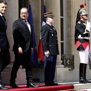 François Hollande et Emmanuel Macron (costume "Jonas & Cie" (rue d'Aboukir à Paris) à 450 Euros) lors de la passation de pouvoir entre Emmanuel Macron et François Hollande au palais de l'Elysée à Paris le 14 mai 2017. © Stéphane Lemouton / Bestimage