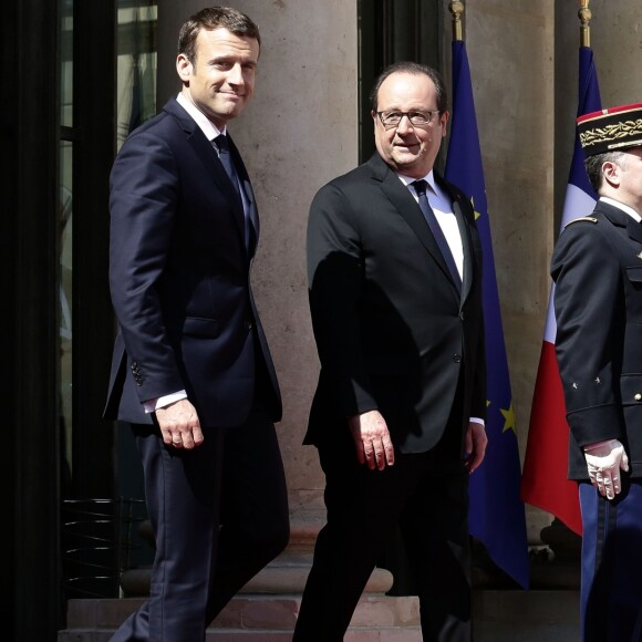 François Hollande et Emmanuel Macron (costume "Jonas & Cie" (rue d'Aboukir à Paris) à 450 Euros) lors de la passation de pouvoir entre Emmanuel Macron et François Hollande au palais de l'Elysée à Paris le 14 mai 2017. © Stéphane Lemouton / Bestimage