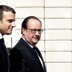 François Hollande et Emmanuel Macron (costume "Jonas & Cie" (rue d'Aboukir à Paris) à 450 Euros) lors de la passation de pouvoir entre Emmanuel Macron et François Hollande au palais de l'Elysée à Paris le 14 mai 2017. © Stéphane Lemouton / Bestimage