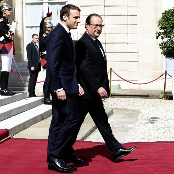 François Hollande et Emmanuel Macron (costume "Jonas & Cie" (rue d'Aboukir à Paris) à 450 Euros) lors de la passation de pouvoir entre Emmanuel Macron et François Hollande au palais de l'Elysée à Paris le 14 mai 2017. © Stéphane Lemouton / Bestimage